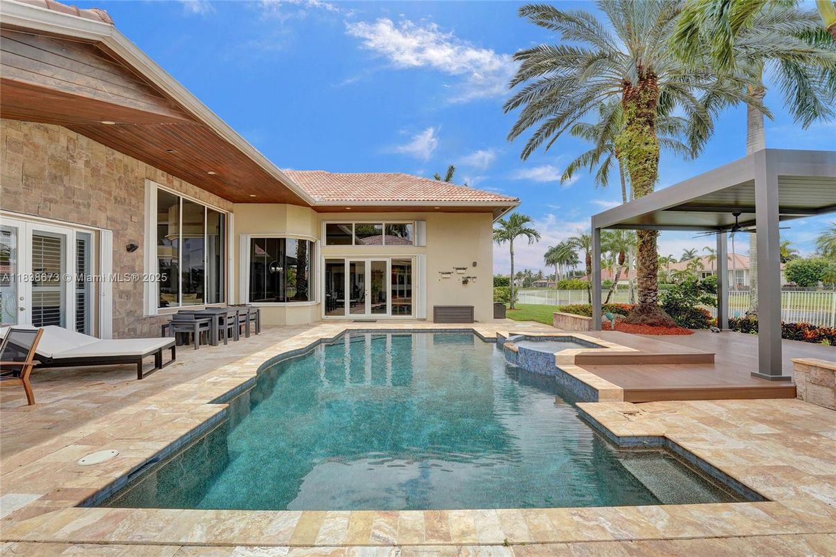 Exterior, Pool