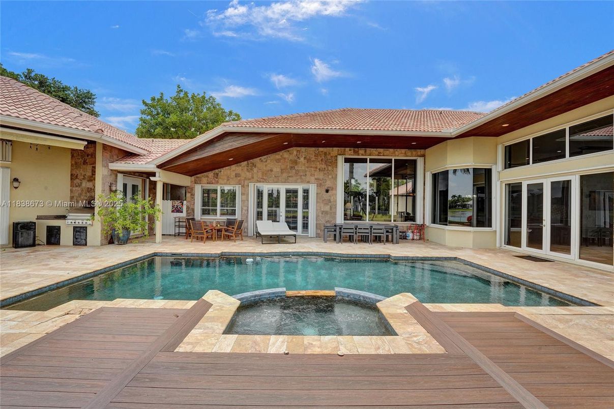 Exterior, Pool