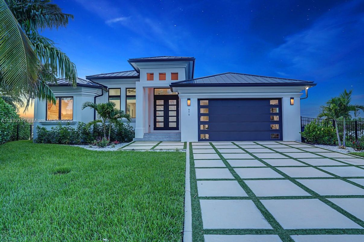 Attached, Backyard, Exterior, Facade, Modern