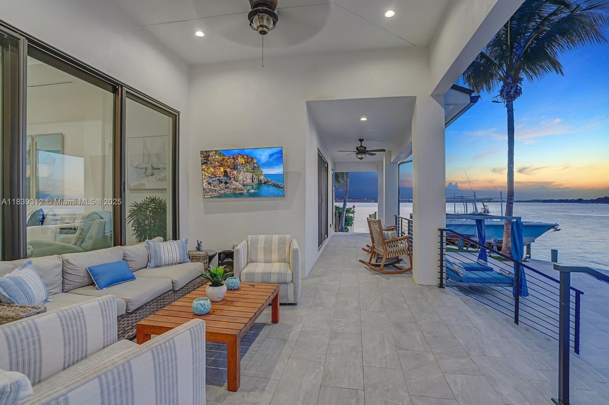 Interior, Living room, Recessed Lighting, Water