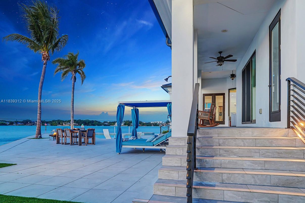 Exterior, Pool, Water