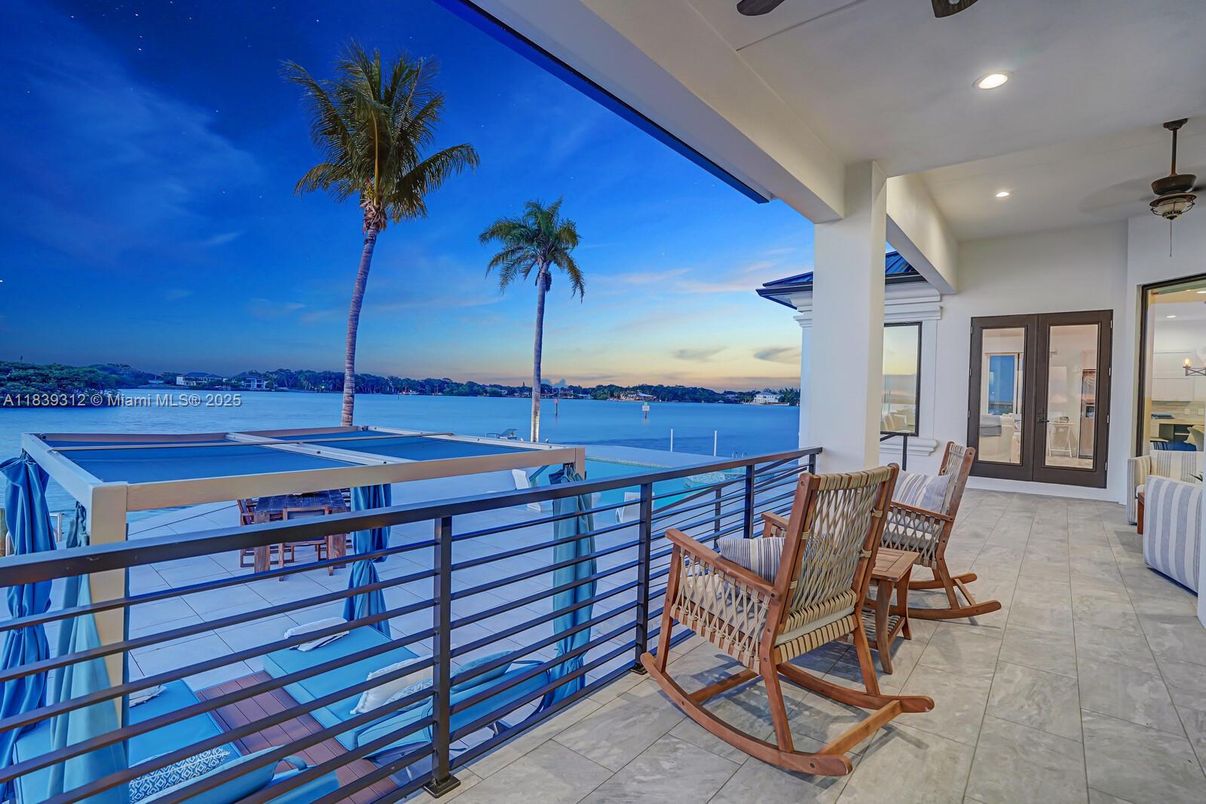 Exterior, Recessed Lighting, Water