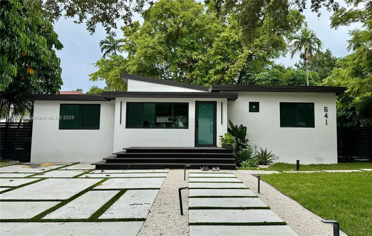 Exterior, Facade, Ranch