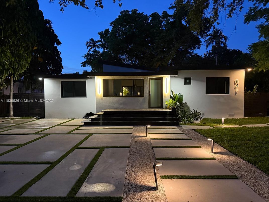 Exterior, Facade, Modern