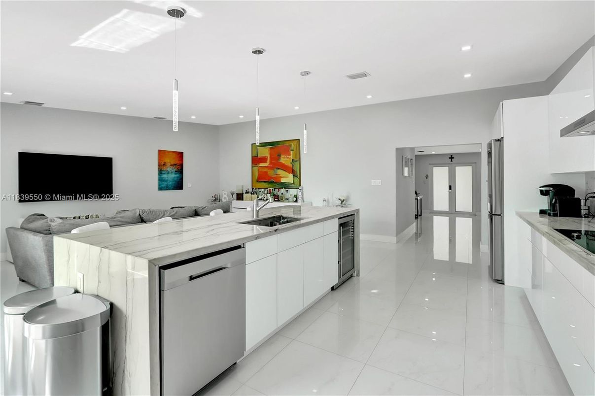 Interior, Kitchen, Living room, Pendant Lights, Recessed Lighting, Stainless Steel Appliances