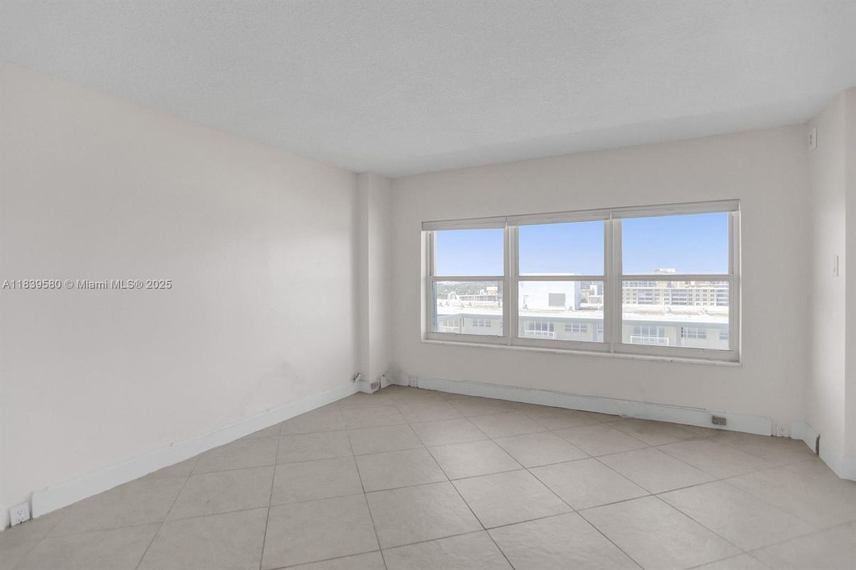 Empty room, Interior