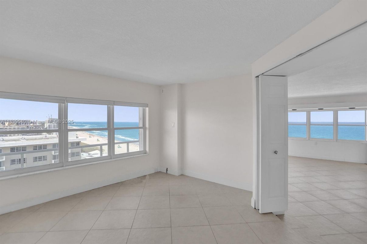 Empty room, Interior, Water