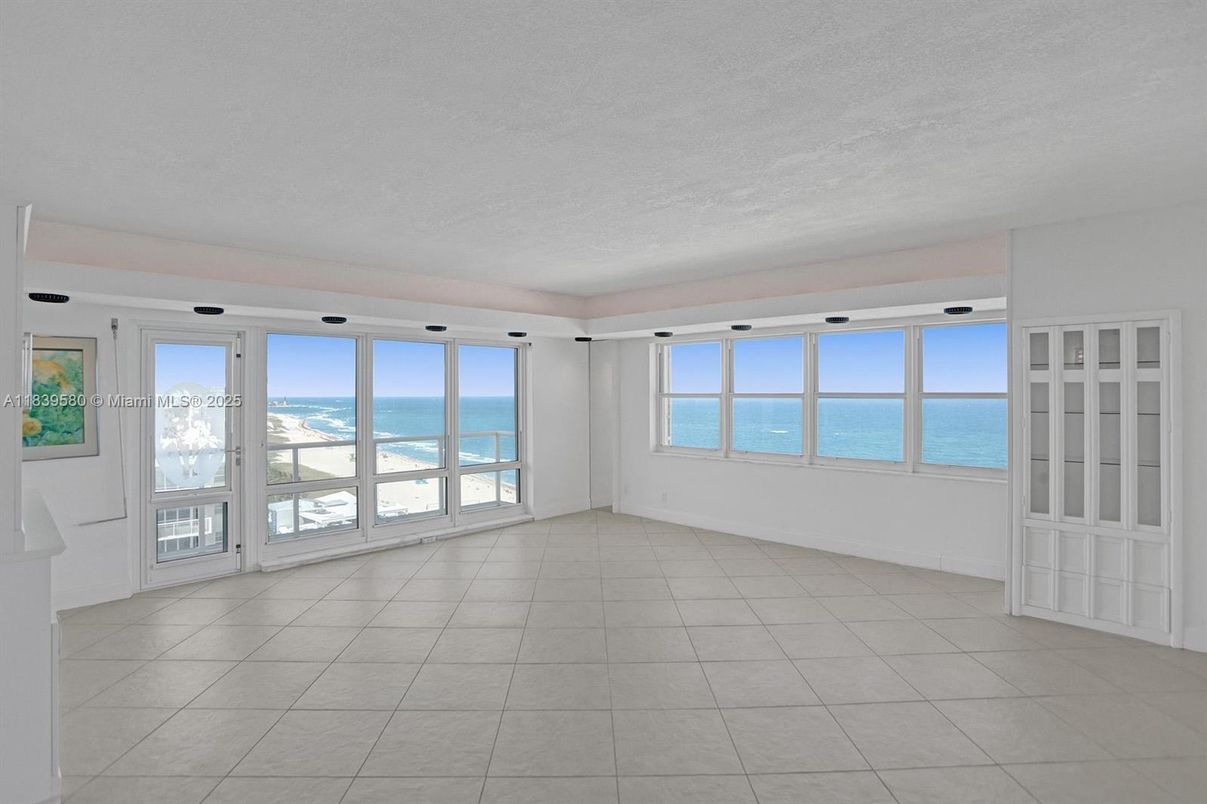 Empty room, Interior, Water