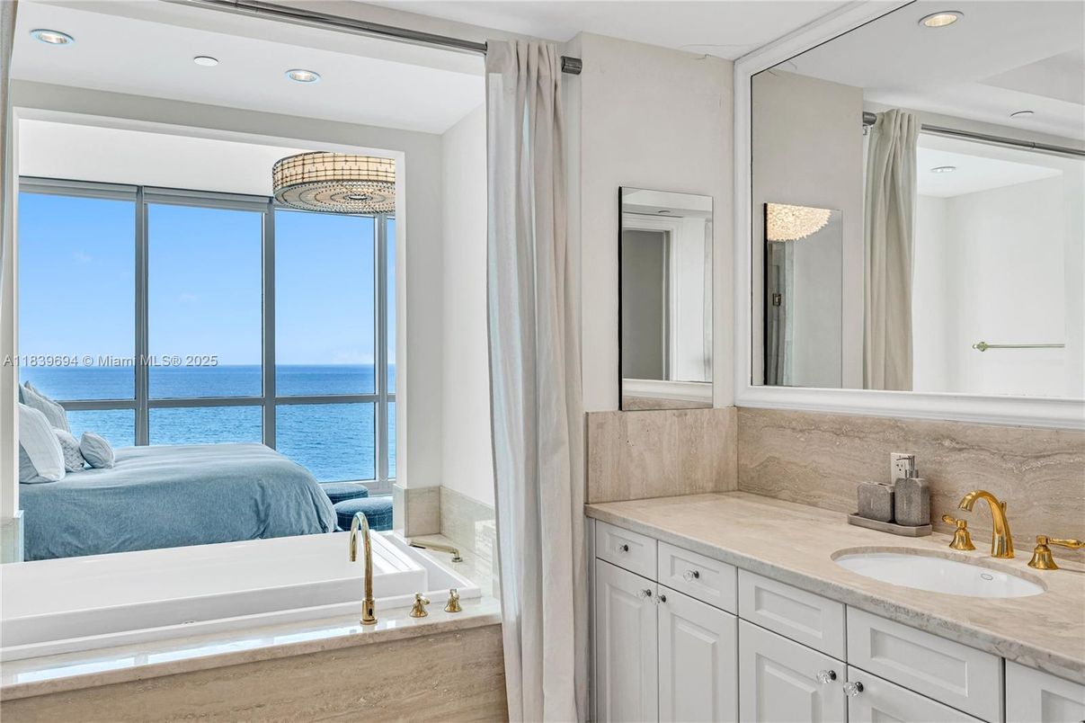 Bathroom, Dual Sink Vanities, Interior, Recessed Lighting, Water