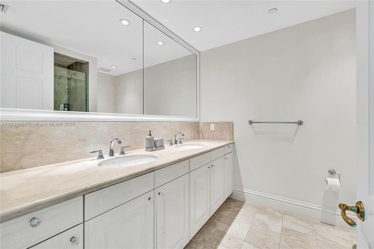 Bathroom, Dual Sink Vanities, Interior, Recessed Lighting