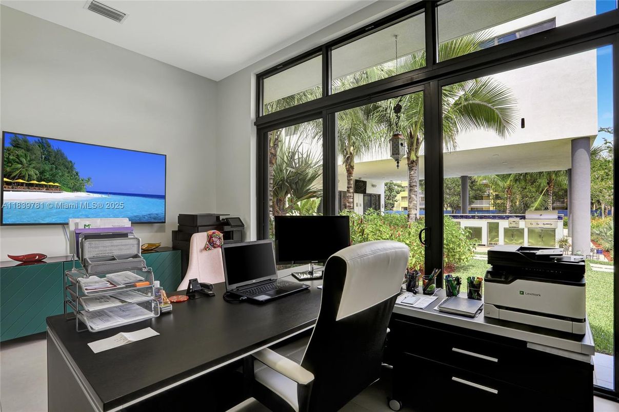 Home Office, Interior