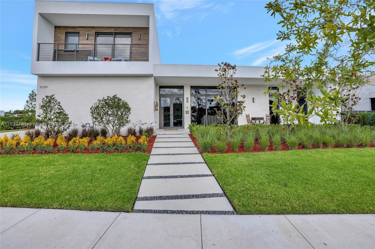 Backyard, Exterior, Facade, Modern
