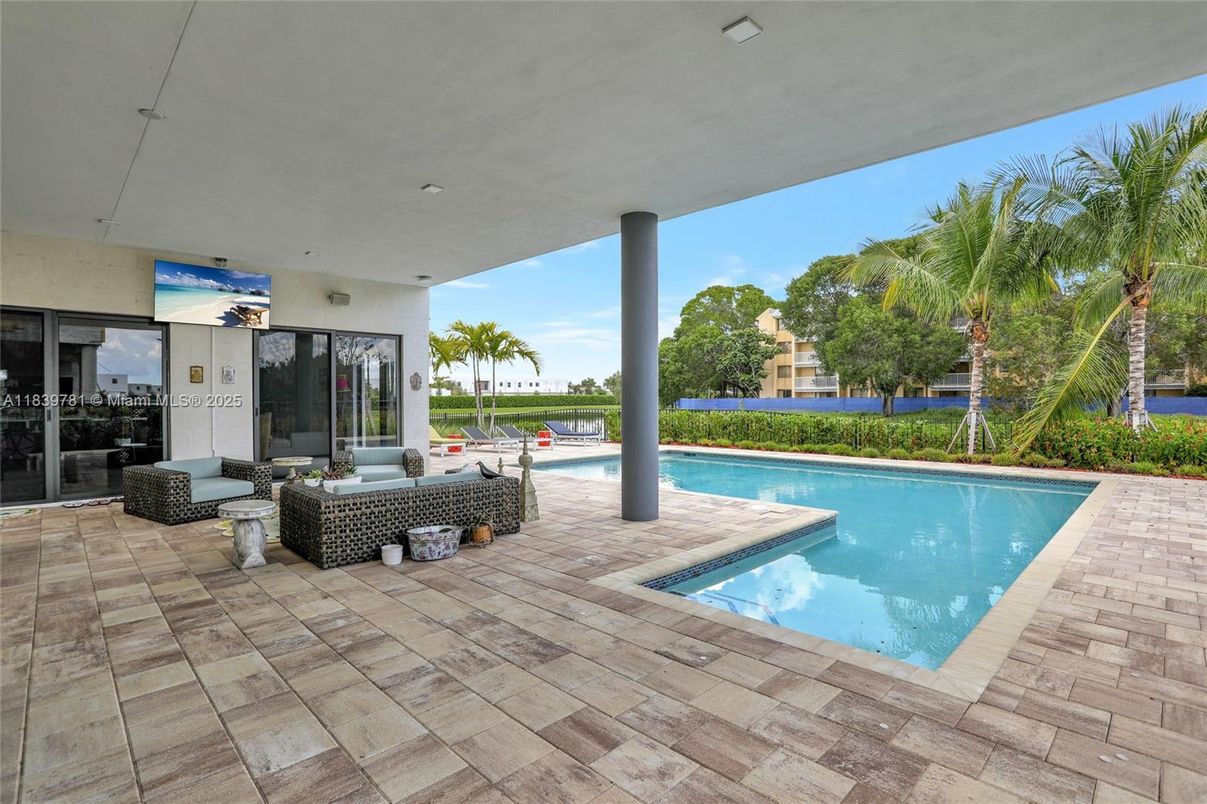 Exterior, Pool