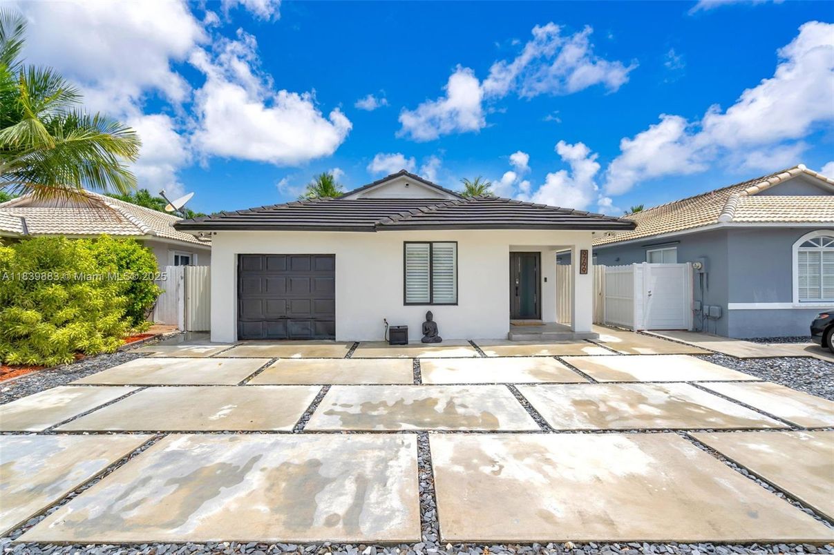 Attached, Exterior, Facade, Ranch