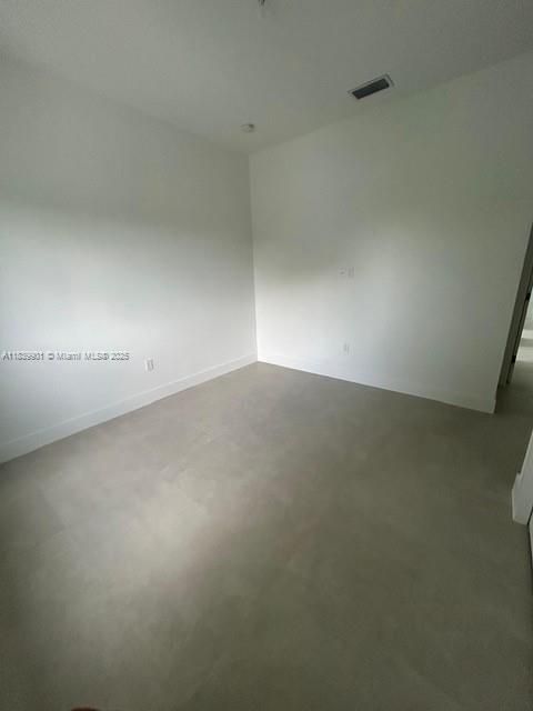 Empty room, Interior