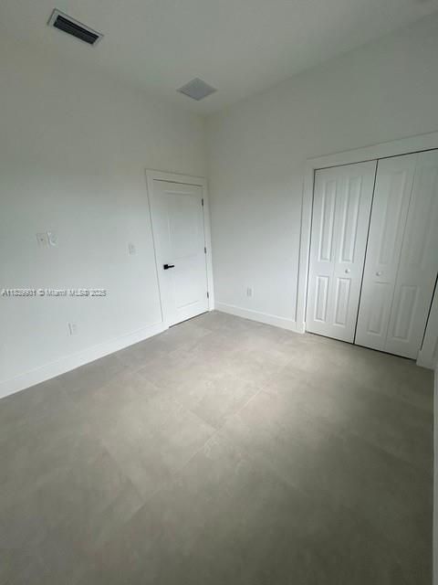 Empty room, Interior