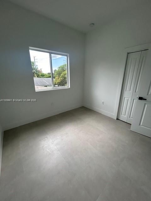 Empty room, Interior