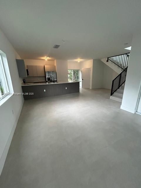 Empty room, Interior