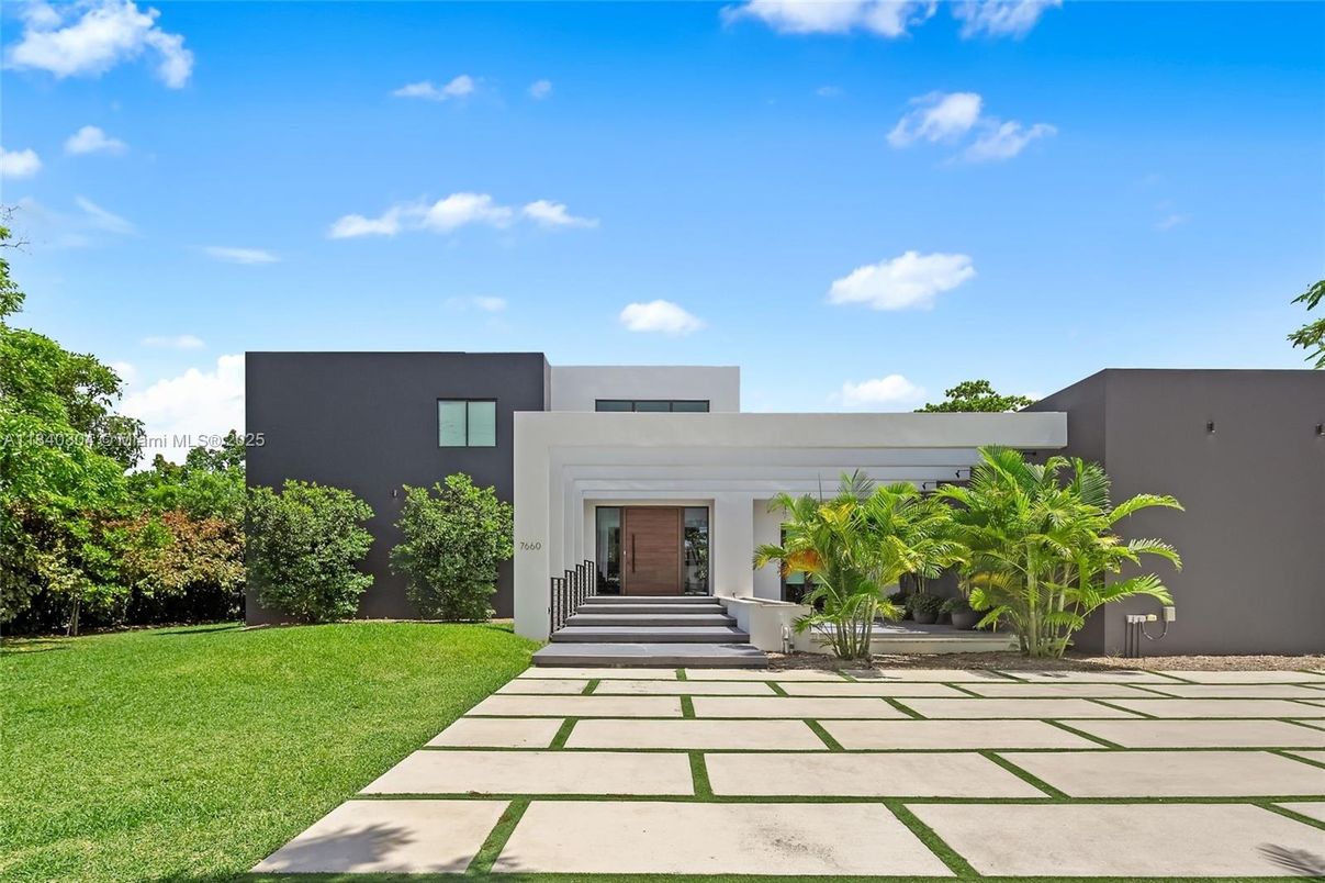 Backyard, Exterior, Facade, Modern