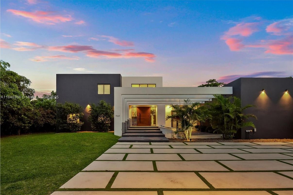 Backyard, Exterior, Facade, Modern