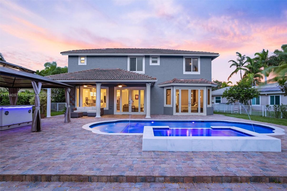Exterior, Pool
