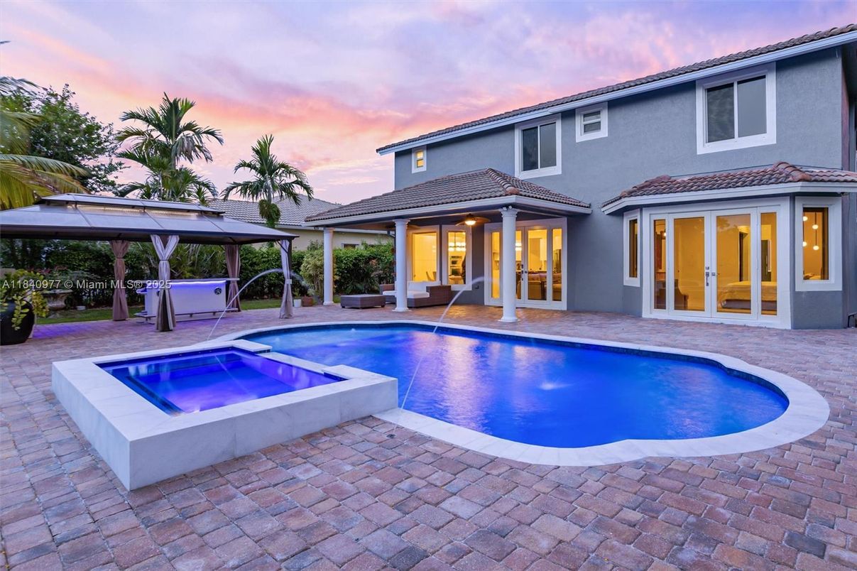 Exterior, Pool