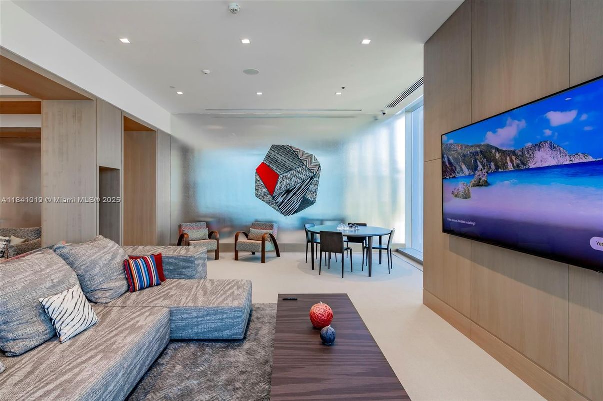 Dining room, Interior, Recessed Lighting