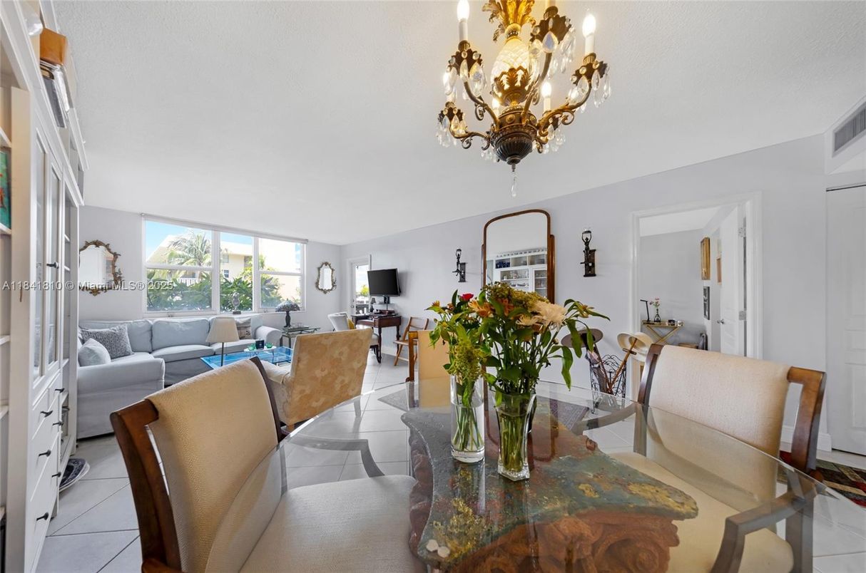 Chandelier, Dining room, Interior, Living room