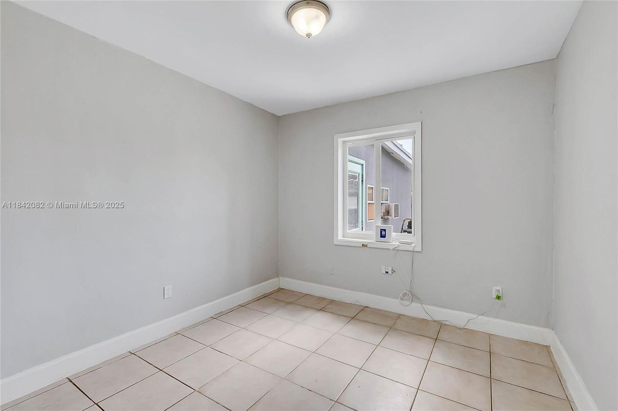 Empty room, Interior