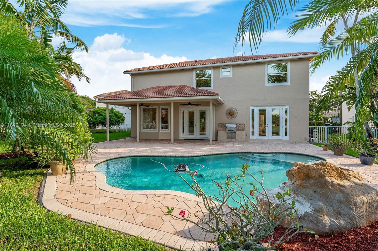 Exterior, Pool