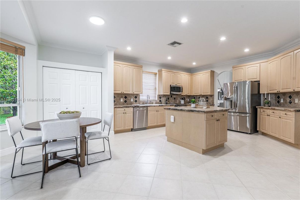 Dining room, Interior, Kitchen, Recessed Lighting, Stainless Steel Appliances
