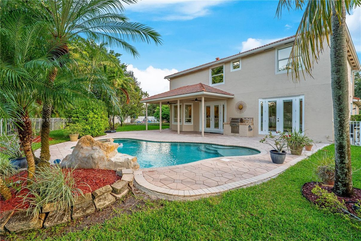 Exterior, Pool