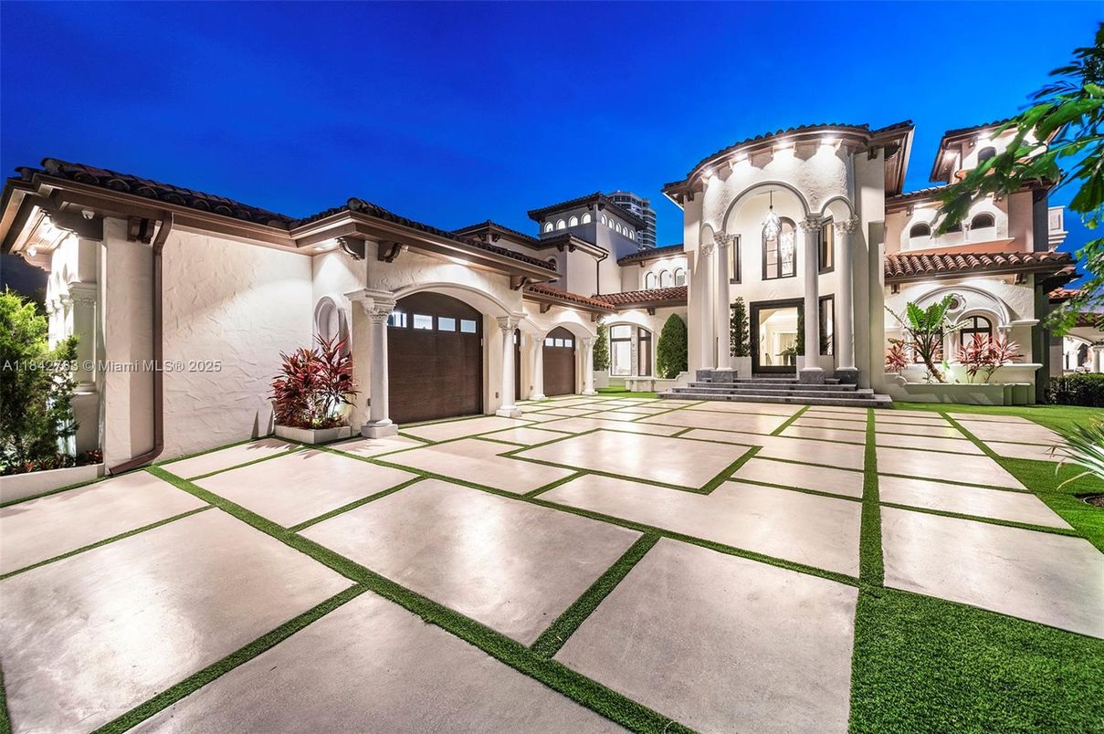 Attached, Exterior, Facade, Mediterranean