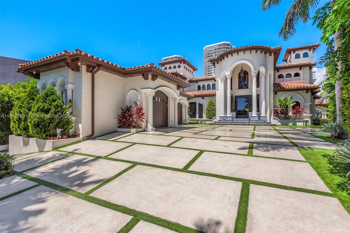 Exterior, Facade, Spanish Mediterranean