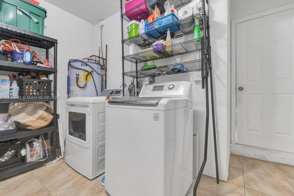 Interior, Utility Closets, Washer, Wood Texture Flooring