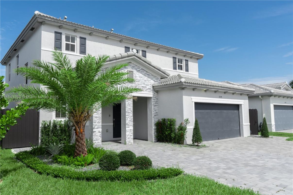 Attached, Exterior, Facade, Mediterranean
