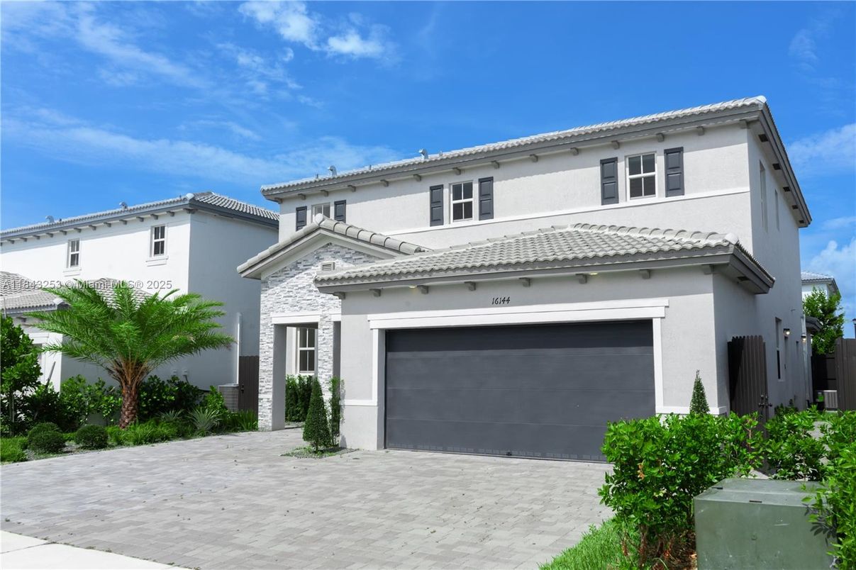 Attached, Exterior, Facade, Mediterranean