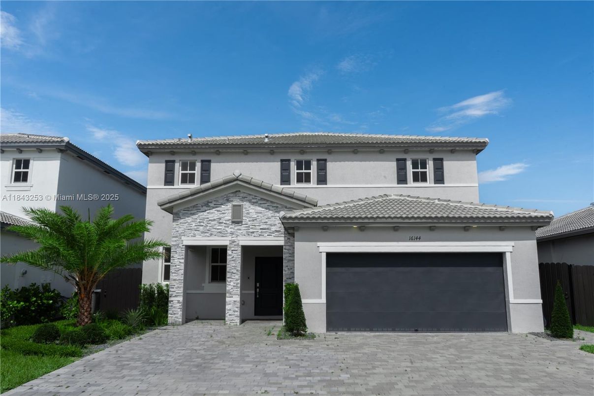 Attached, Exterior, Facade, Mediterranean