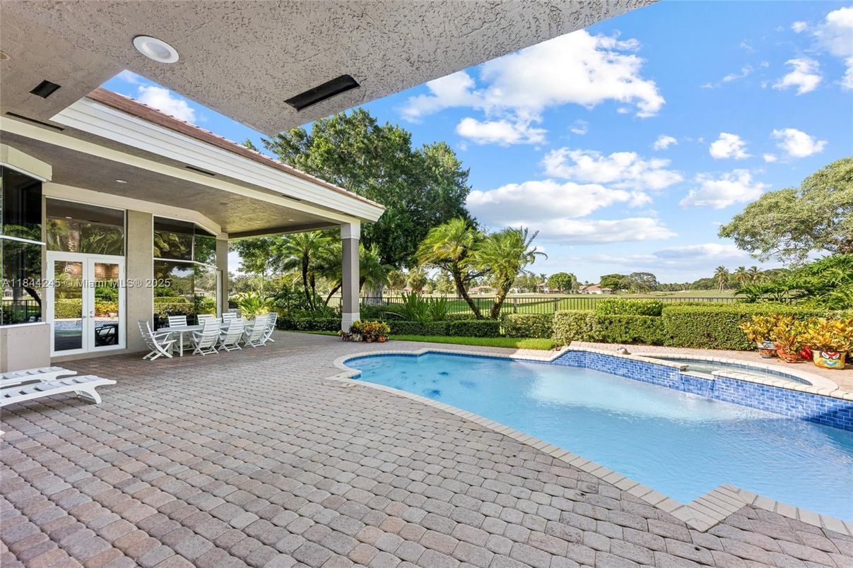 Exterior, Pool