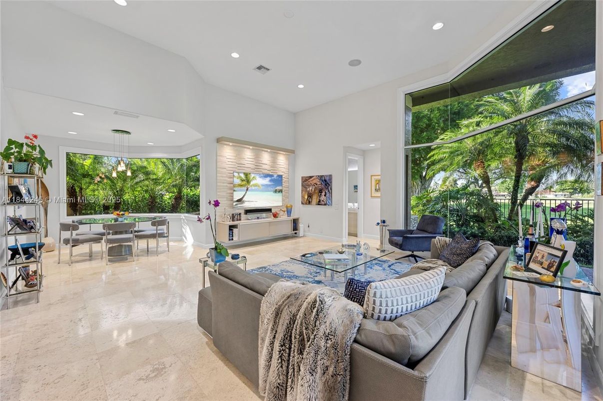 Dining room, Interior, Living room, Pendant Lights, Recessed Lighting