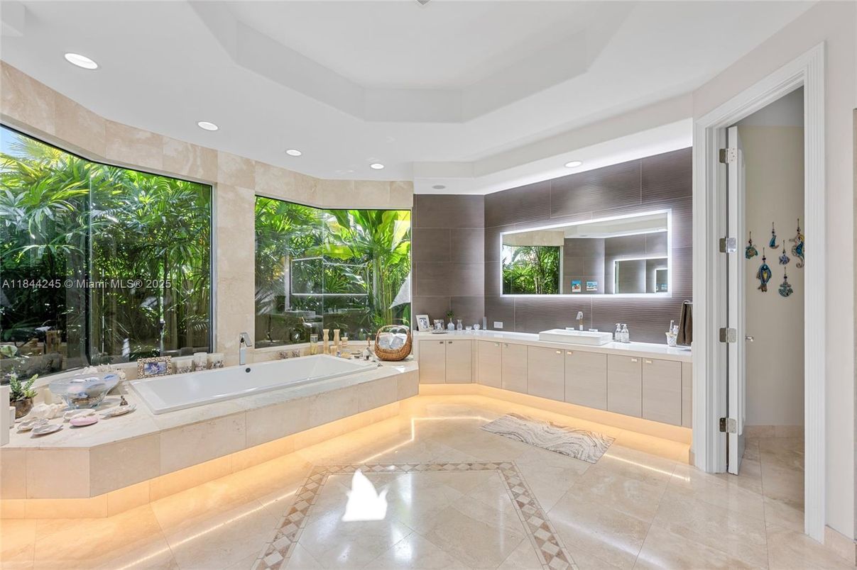 Bathroom, Interior, Recessed Lighting