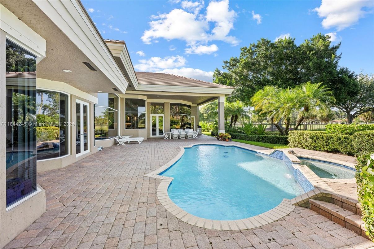 Exterior, Pool