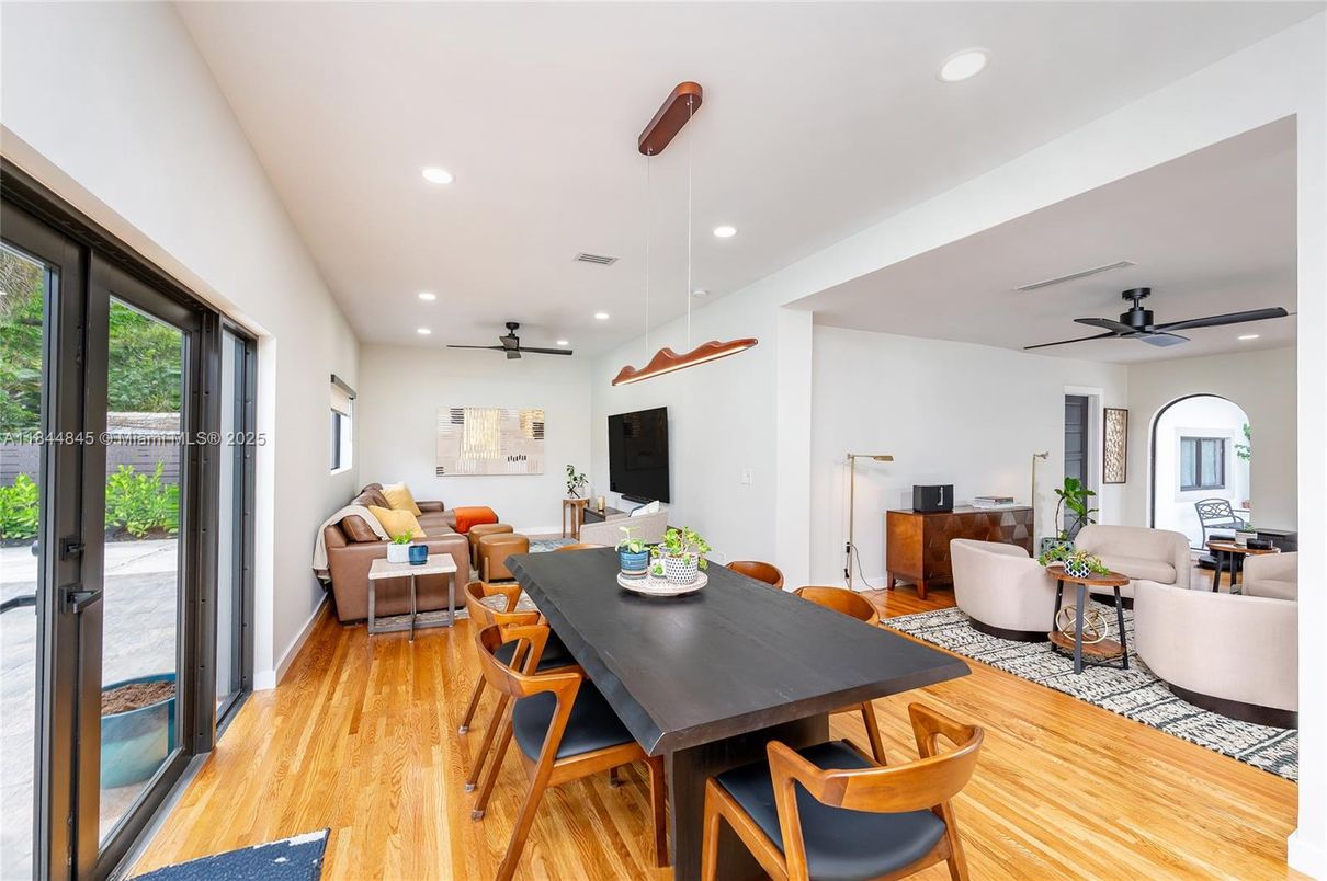 Dining room, Interior, Living room, Piano, Recessed Lighting, Wood Texture Flooring