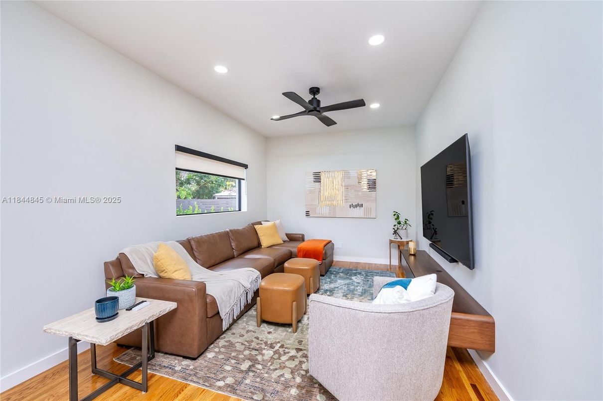 Interior, Living room, Recessed Lighting, Wood Texture Flooring