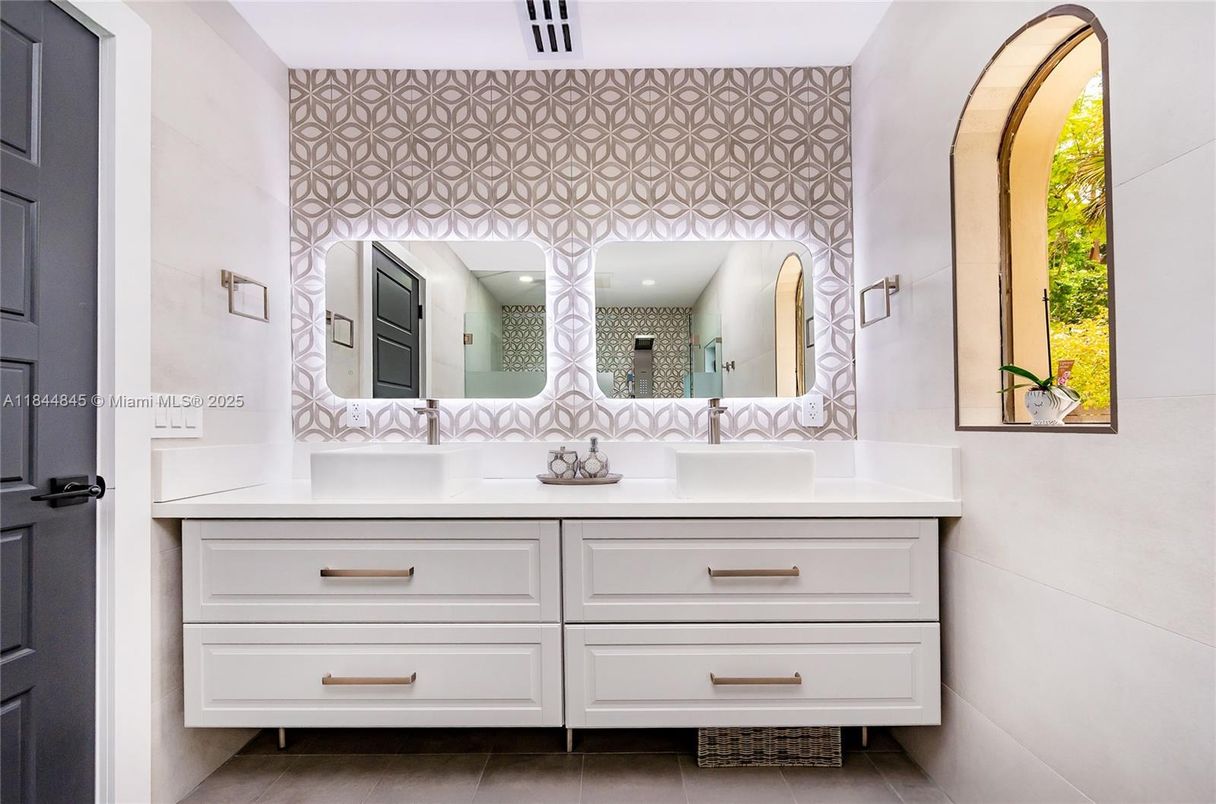 Bathroom, Dual Sink Vanities, Interior, Recessed Lighting