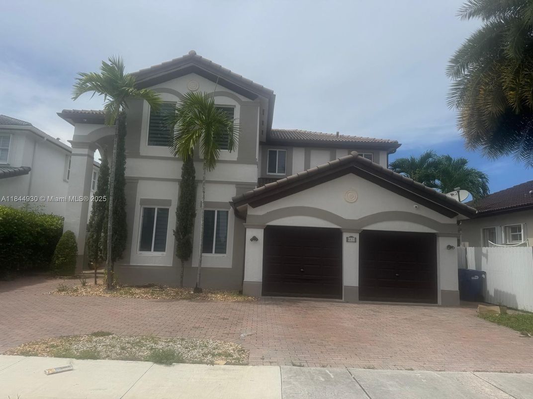 Attached, Exterior, Facade, Mediterranean
