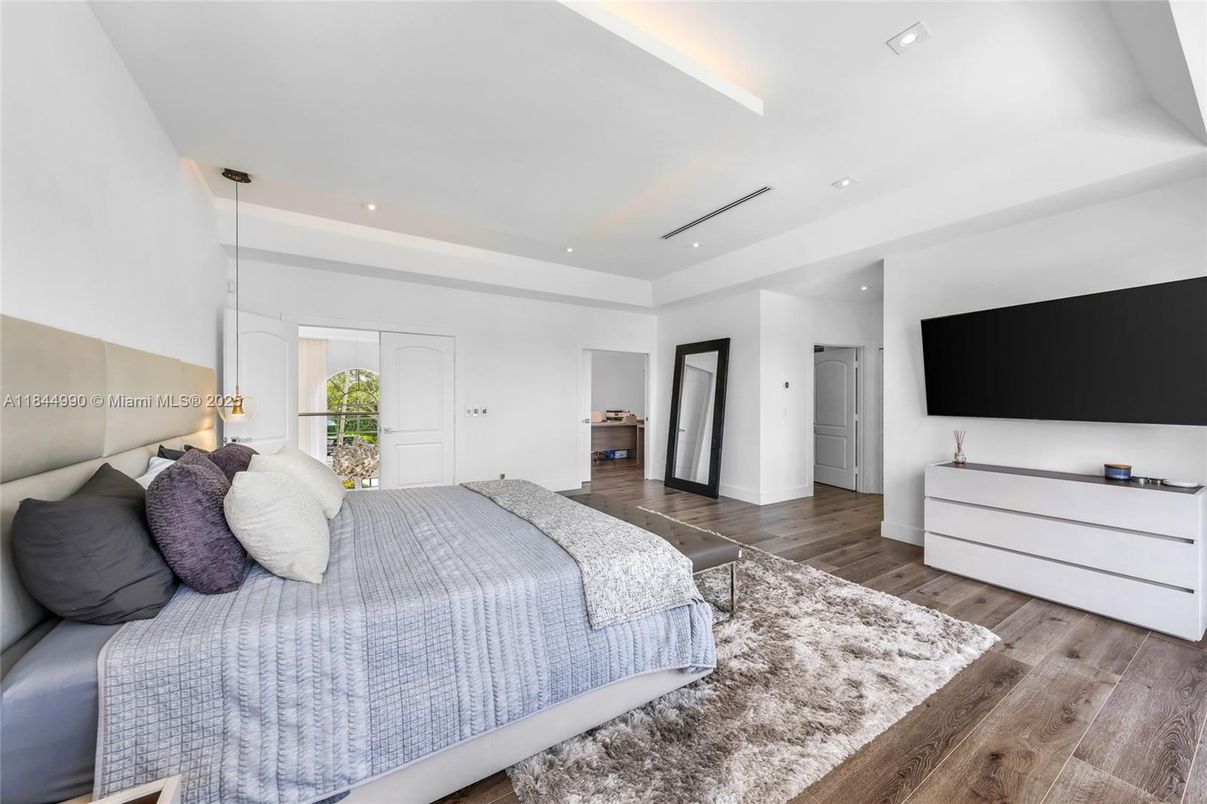 Bedroom, Interior, Pendant Lights, Recessed Lighting, Wood Texture Flooring