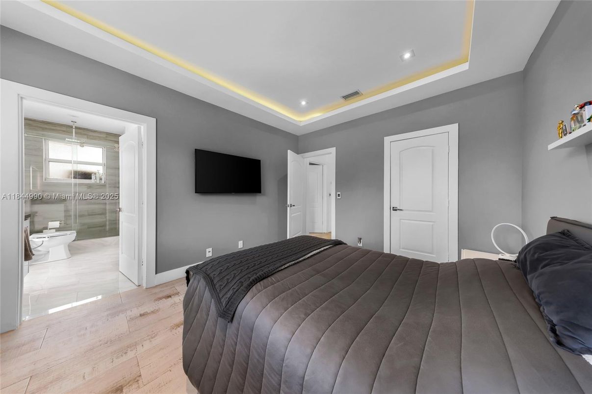 Bathroom, Interior, Recessed Lighting, Wood Texture Flooring
