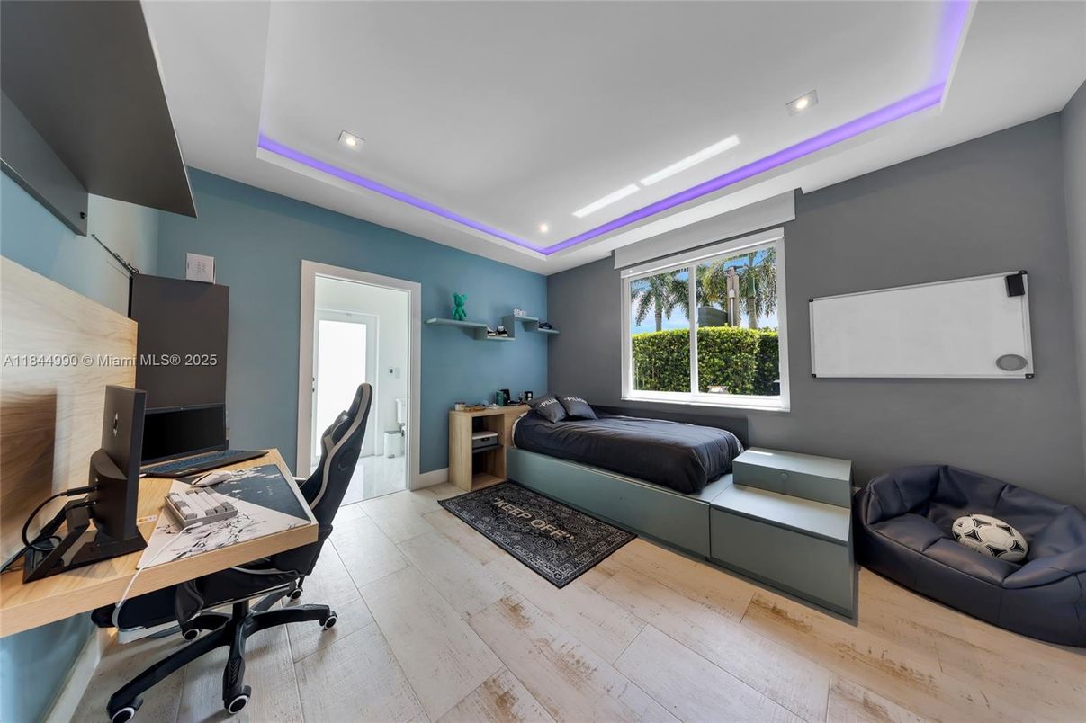 Home Office, Interior, Recessed Lighting, Wood Texture Flooring