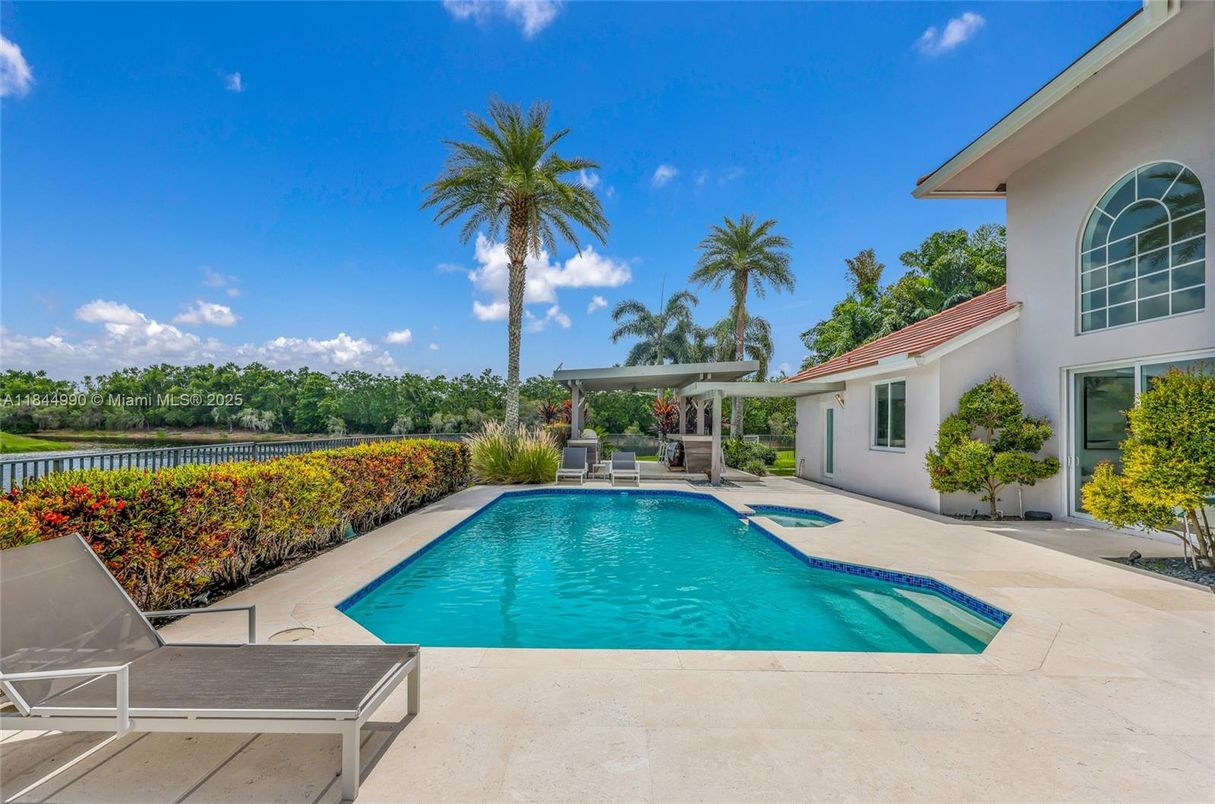 Exterior, Pool